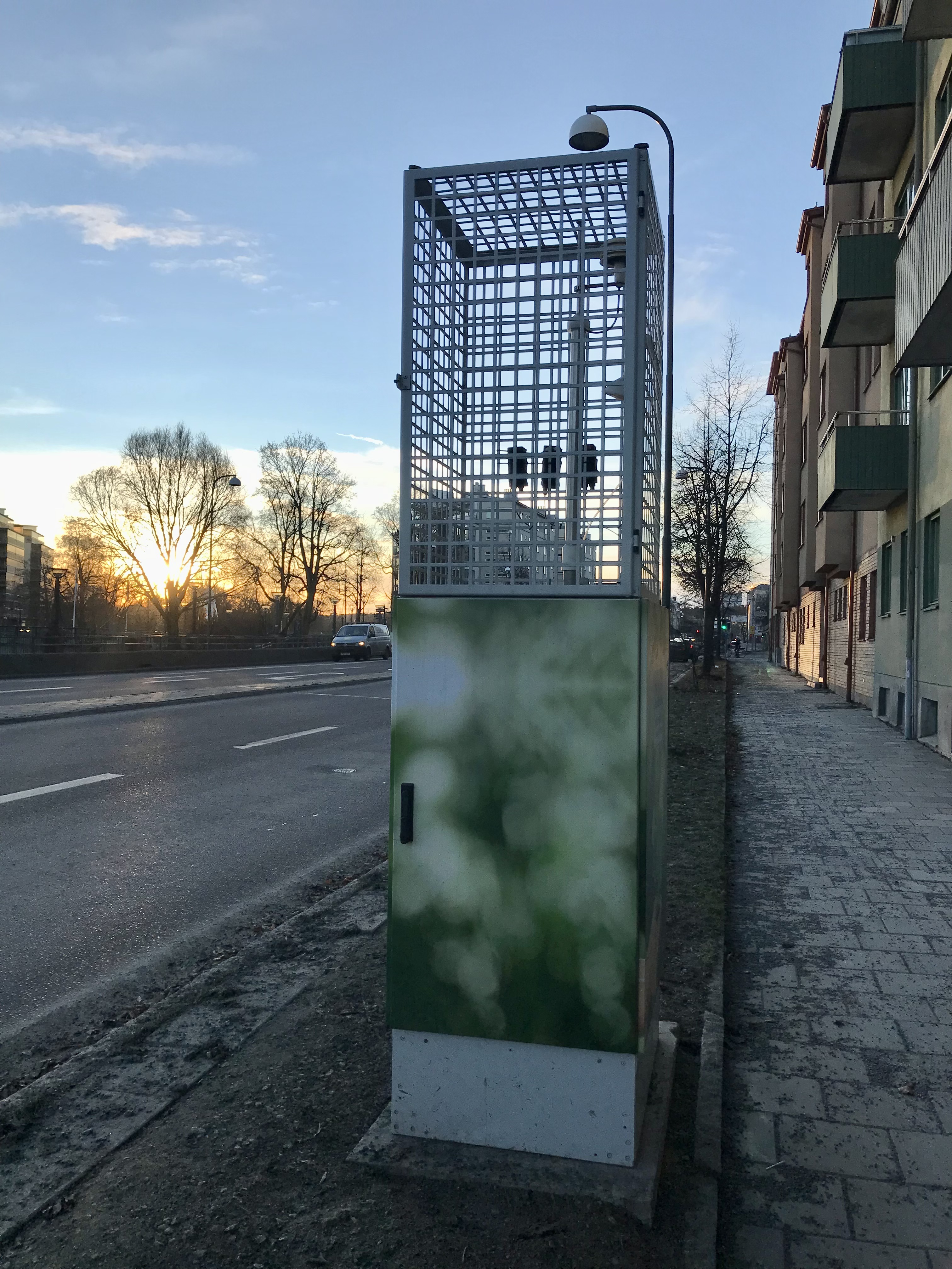 Ett fotografi över mätstationsn som ser ut som en gallerbur.