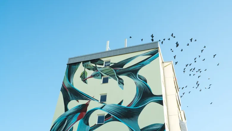 En stor väggmålning på sidan av en byggnad.