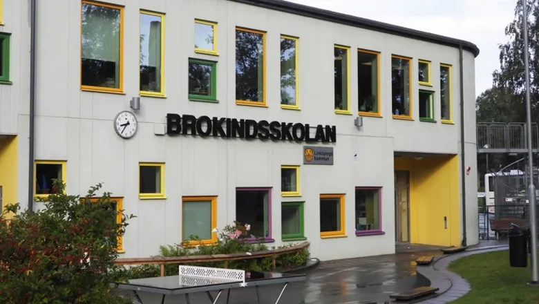 En byggnad med en klocka på sidan av den.