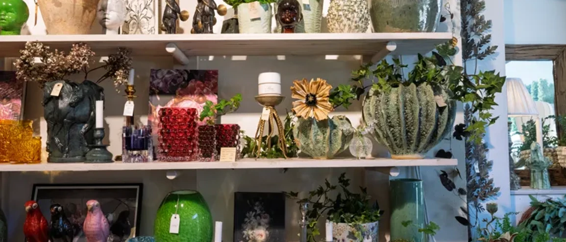 Färgglada inredningsprylar i butiken