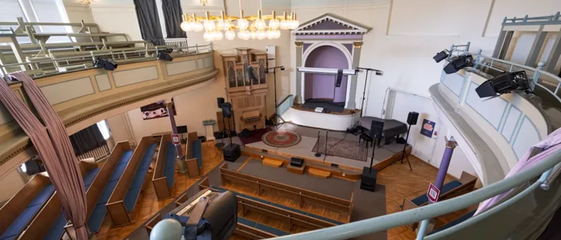 Vy över Babettes scenrum, föredetta kyrksal.