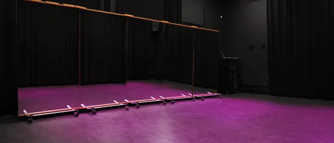 Bild av ett scengolv belyst med rosa lampor