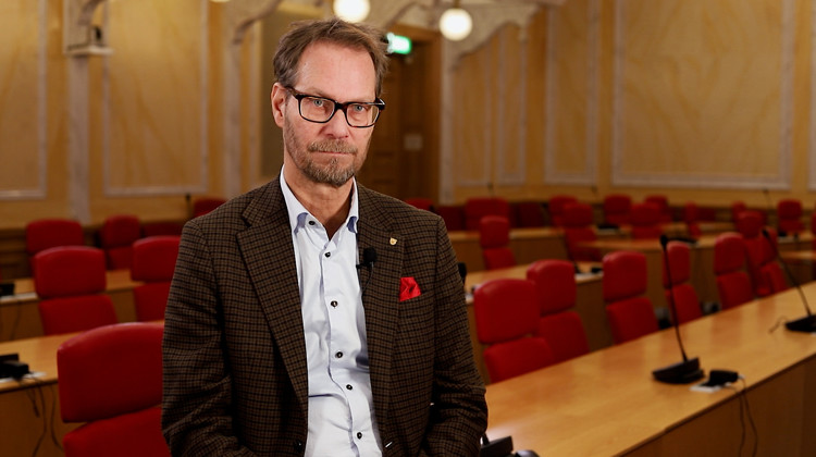 En man i en kommunfullmäktigesal.