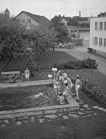 Badande personer i Wahlbecks branddamm som också användes som pool