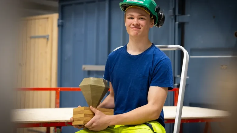 Heimir håller upp priset