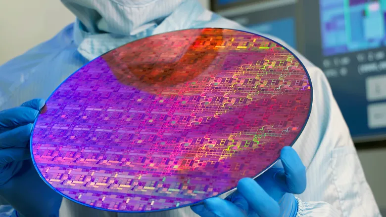 Tekniker i en halvledarfabrik