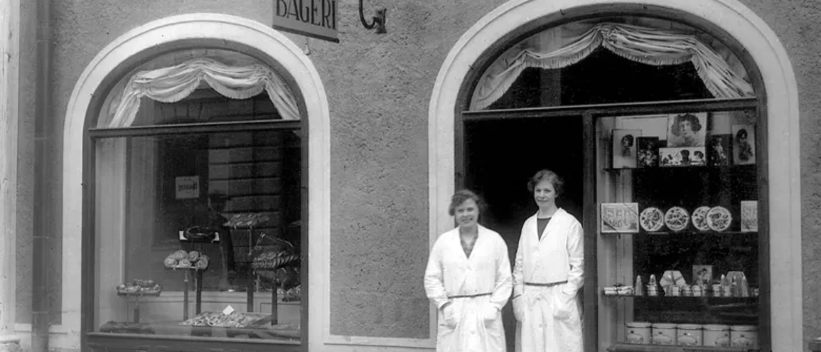 Gammalt svartvitt foto på Linds första bageributik