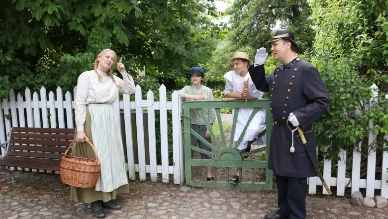 Polis hälsar på allmänheten