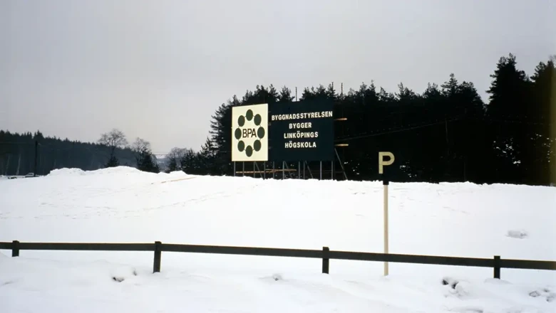 Skylt med texten: Byggnadsstyrelsen bygger Linköpings högskola Bild: Linköpings stadsarkiv