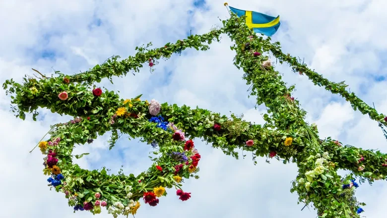 En midsommarstång på en molnig dag.