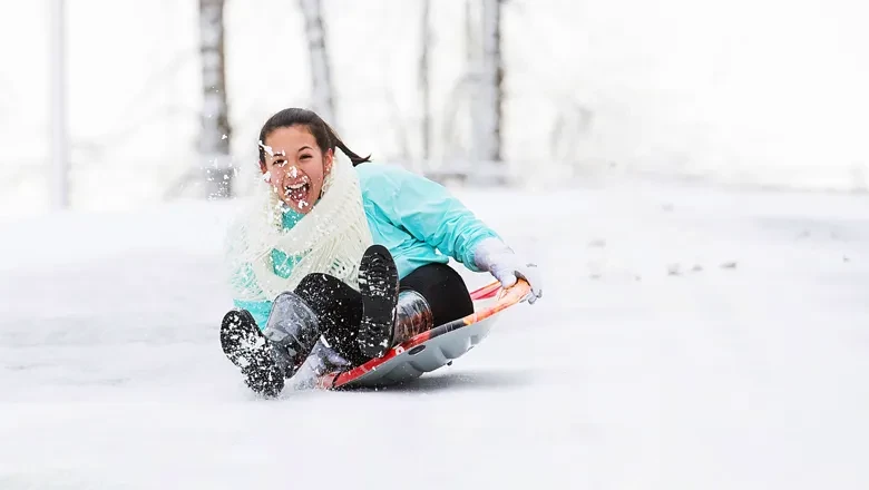 En tjej som åker pulka.