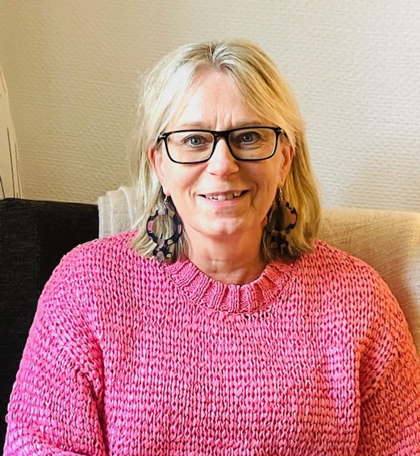 Kvinna i rosa tröja